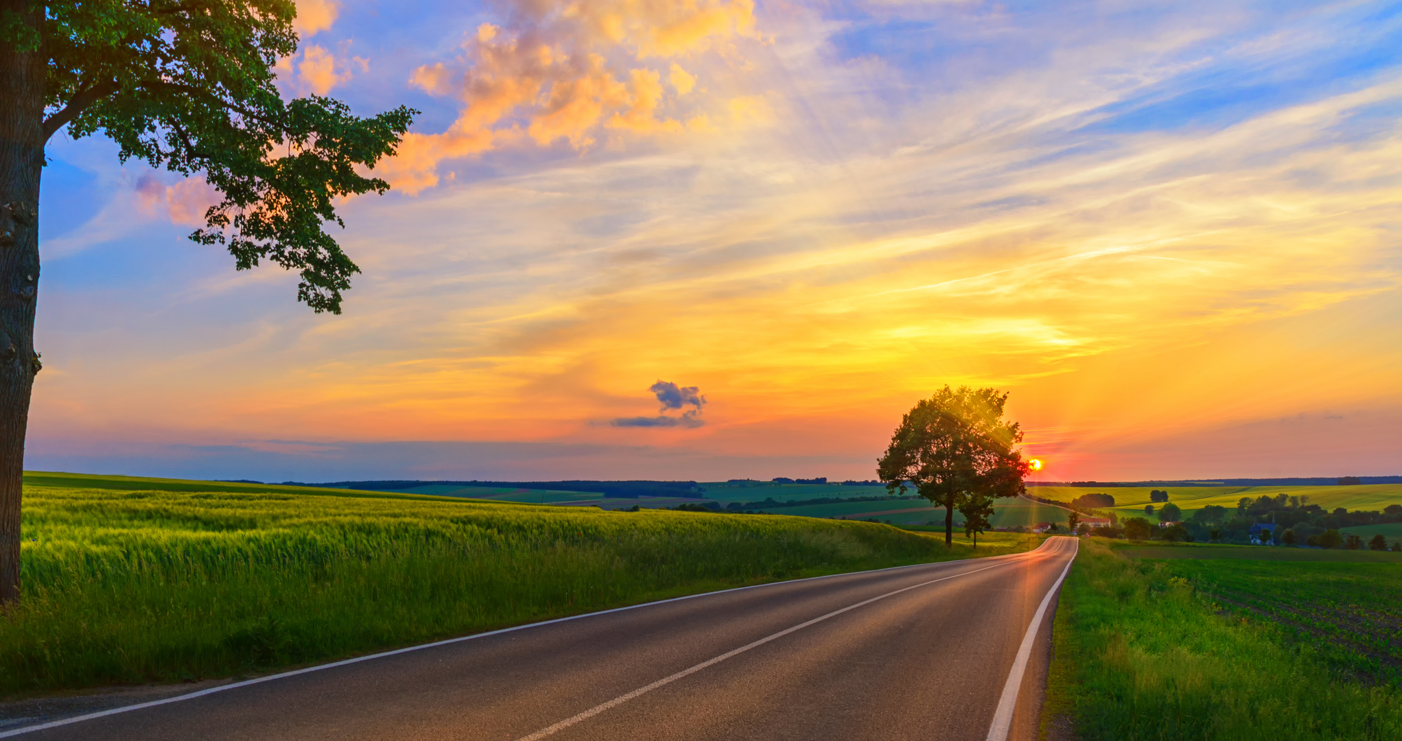 straße in den sonnenuntergang