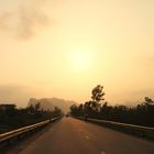 Straße in den vietnamesischen Sonnenuntergang