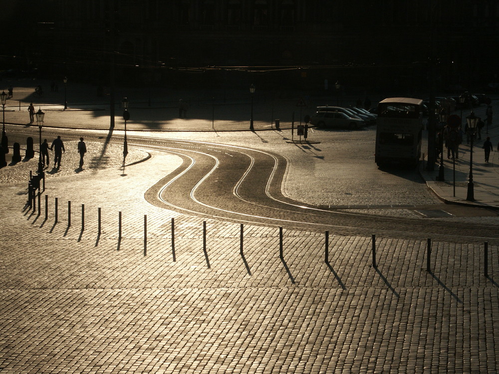 Strasse in Dresden bei Gegenlicht