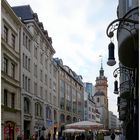 Strasse in Leipzig...Blick auf die Nikolaikirche