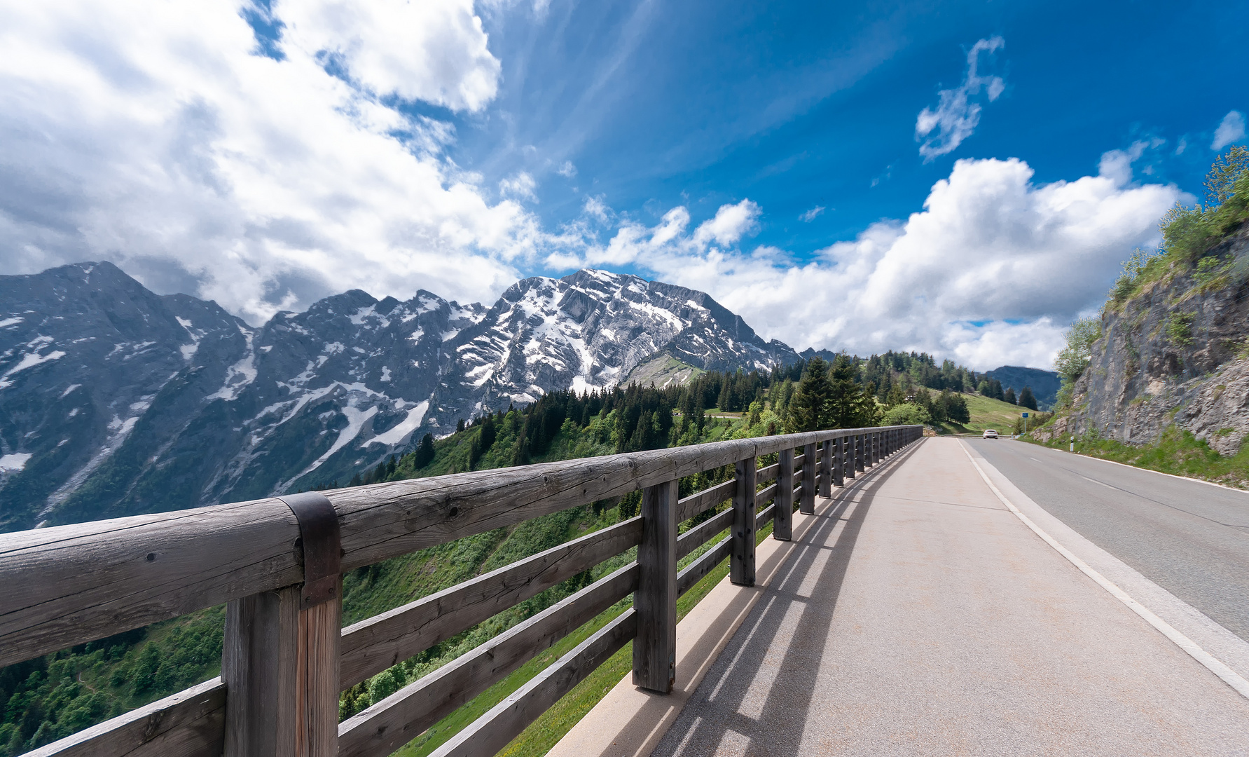 Straße mit Alpenblick