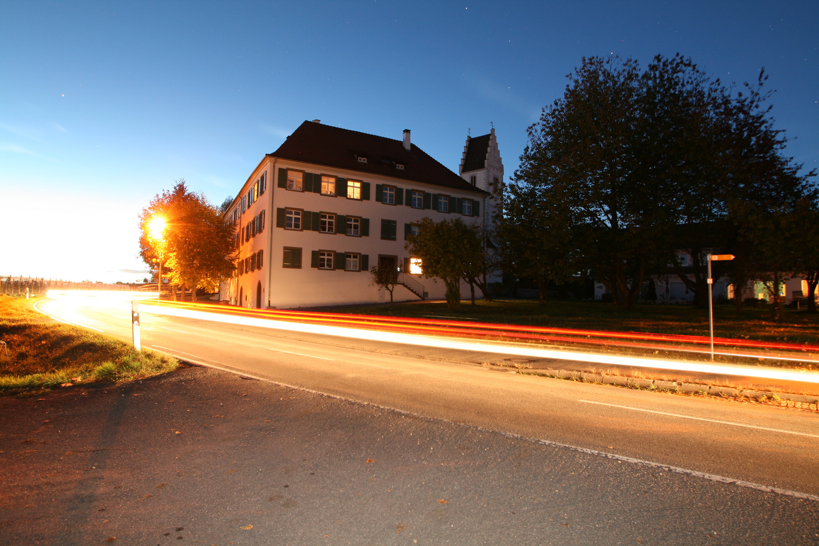 Straße mit altem Schloß bei Nacht