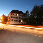 Straße mit altem Schloß bei Nacht