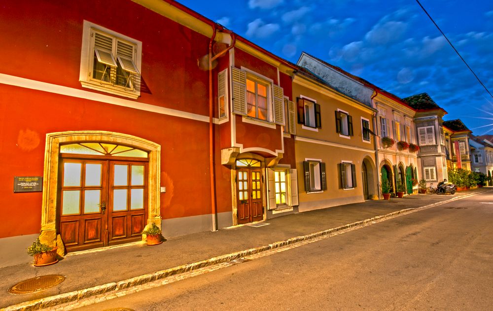 Strasse mit mehreren Baustilen in HDR