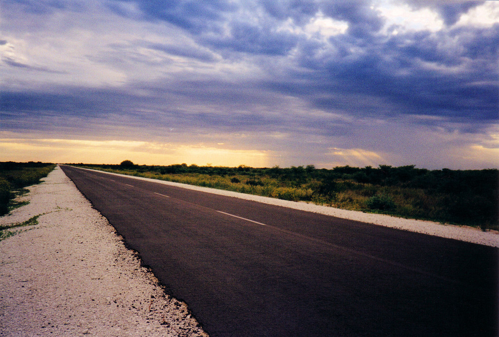 Straße mit Regen im Hintergrund