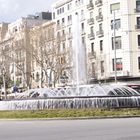 Straße mit Springbrunnen