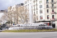 Straße mit Springbrunnen