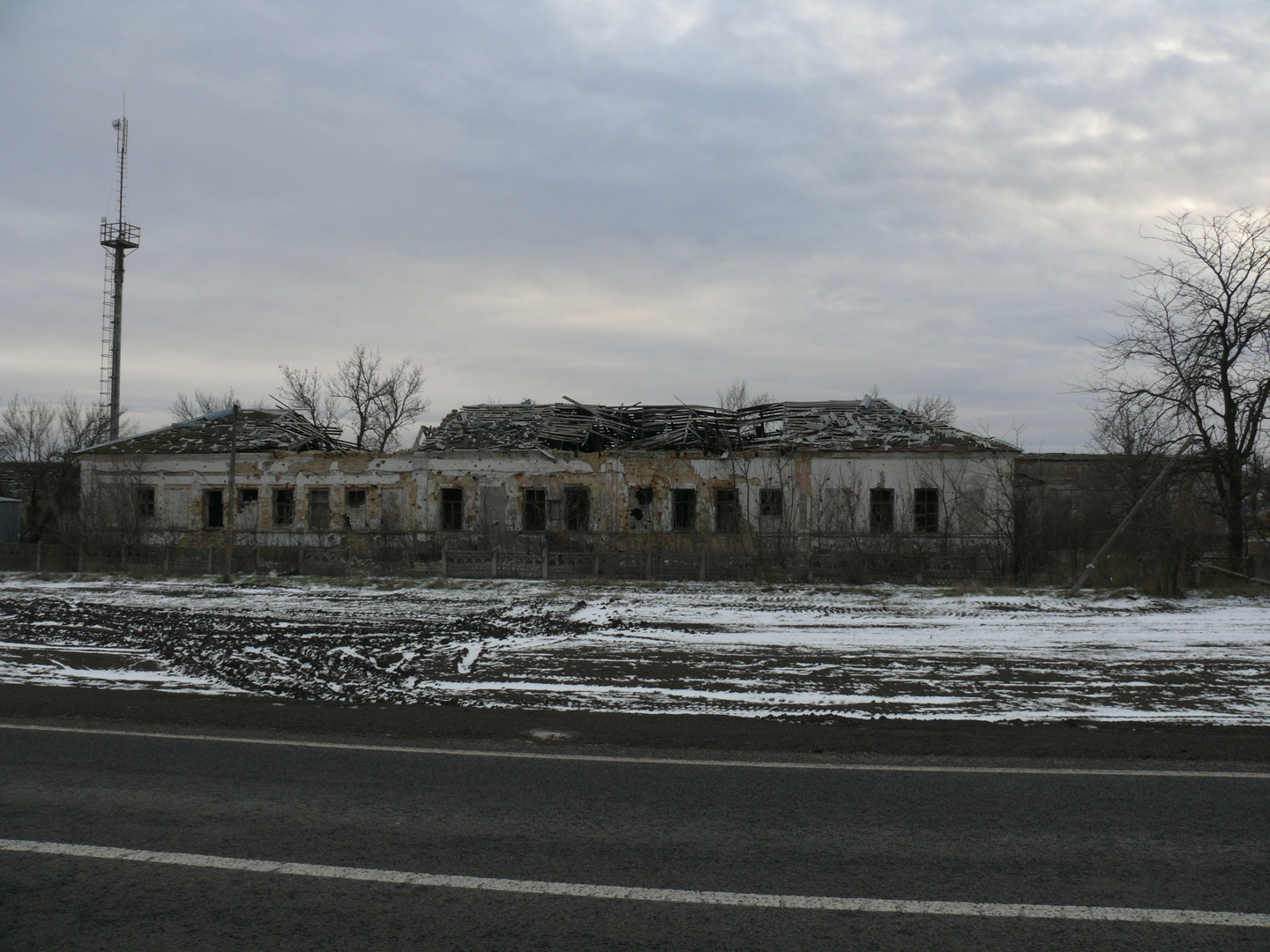 Straße nach Cherson -Zersto?rungen wa?hrend der Belagerung.2