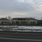 Straße nach Cherson -Zersto?rungen wa?hrend der Belagerung.2