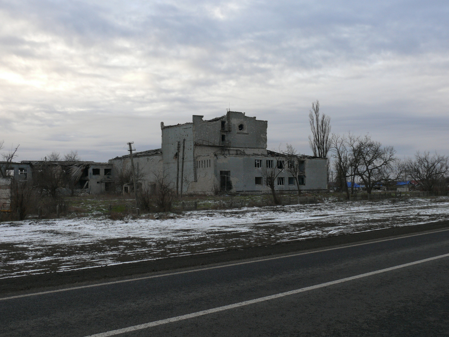 Straße nach Cherson -Zersto?rungen wa?hrend der Belagerung.5