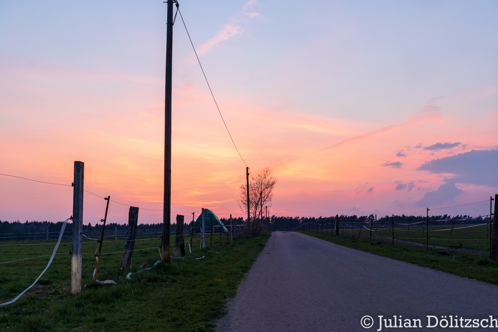 Straße nach Hause zum Sonnenuntergang 