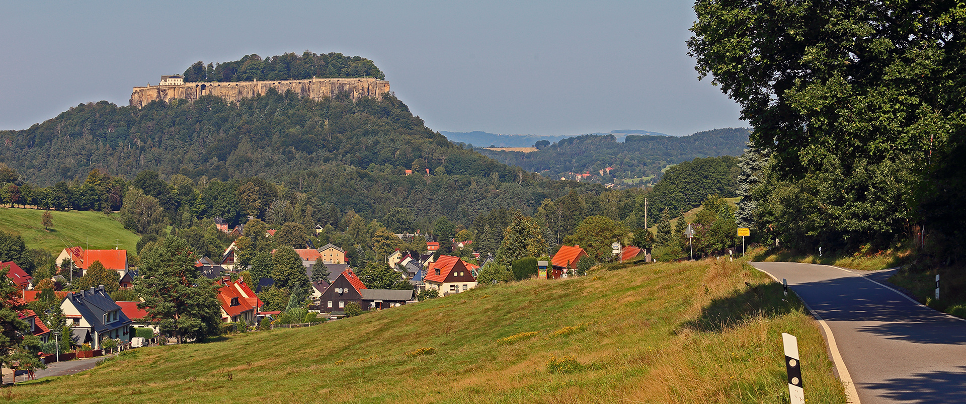 Straße nach Pfaffendorf, idyllisch gelegen und Blick zur   Festung Königstein