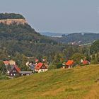 Straße nach Pfaffendorf, idyllisch gelegen und Blick zur   Festung Königstein