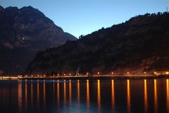 Strasse nach Riva del Garda bei Nacht