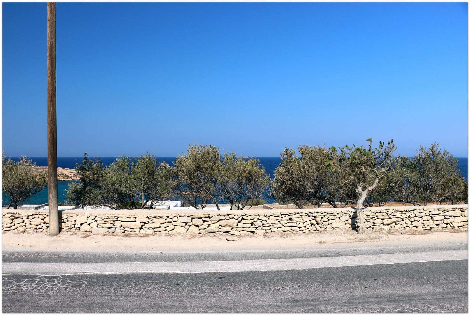 Straße, Olivenbäume und Meer