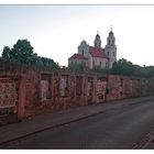 Straße und Rückansicht der Kirche St. Katharina