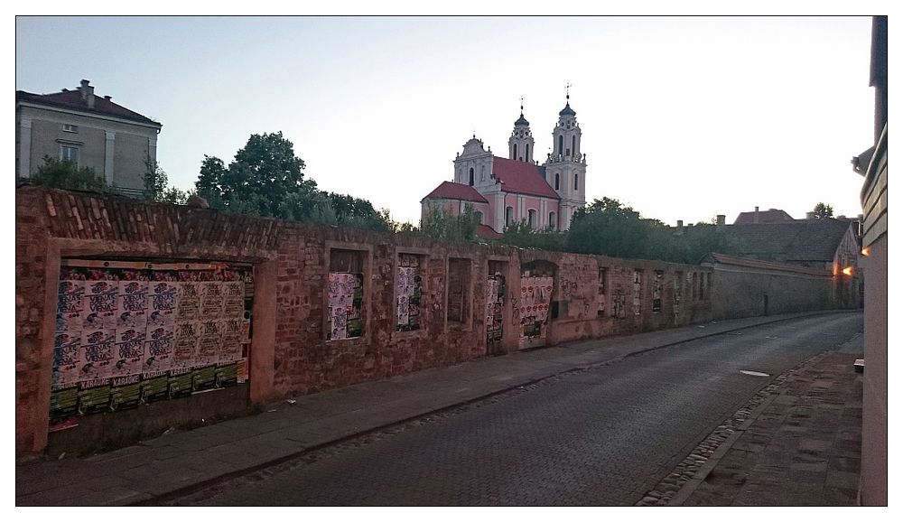 Straße und Rückansicht der Kirche St. Katharina