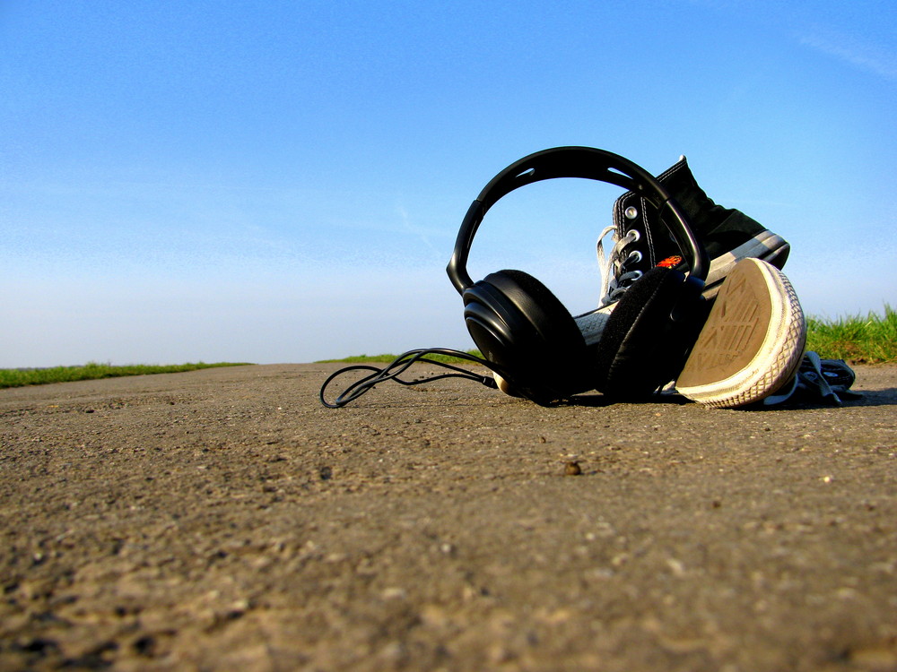 straße unter den füßen und musik im ohr