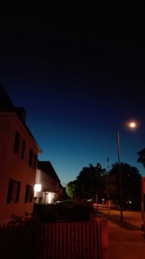 Straße Vorstadt beginnende Nacht