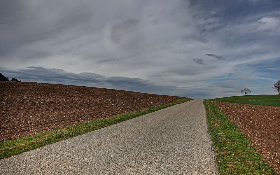 Strasse zwischen Ackern HDR