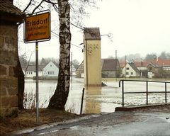 Straßen nach Schneeschmelze überflutet ...