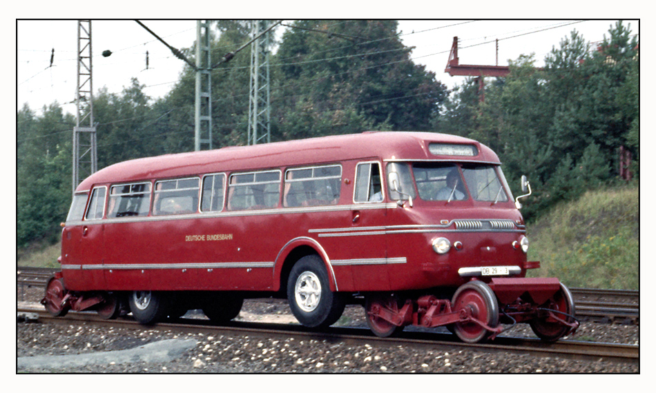 Straßen-Schienenbus