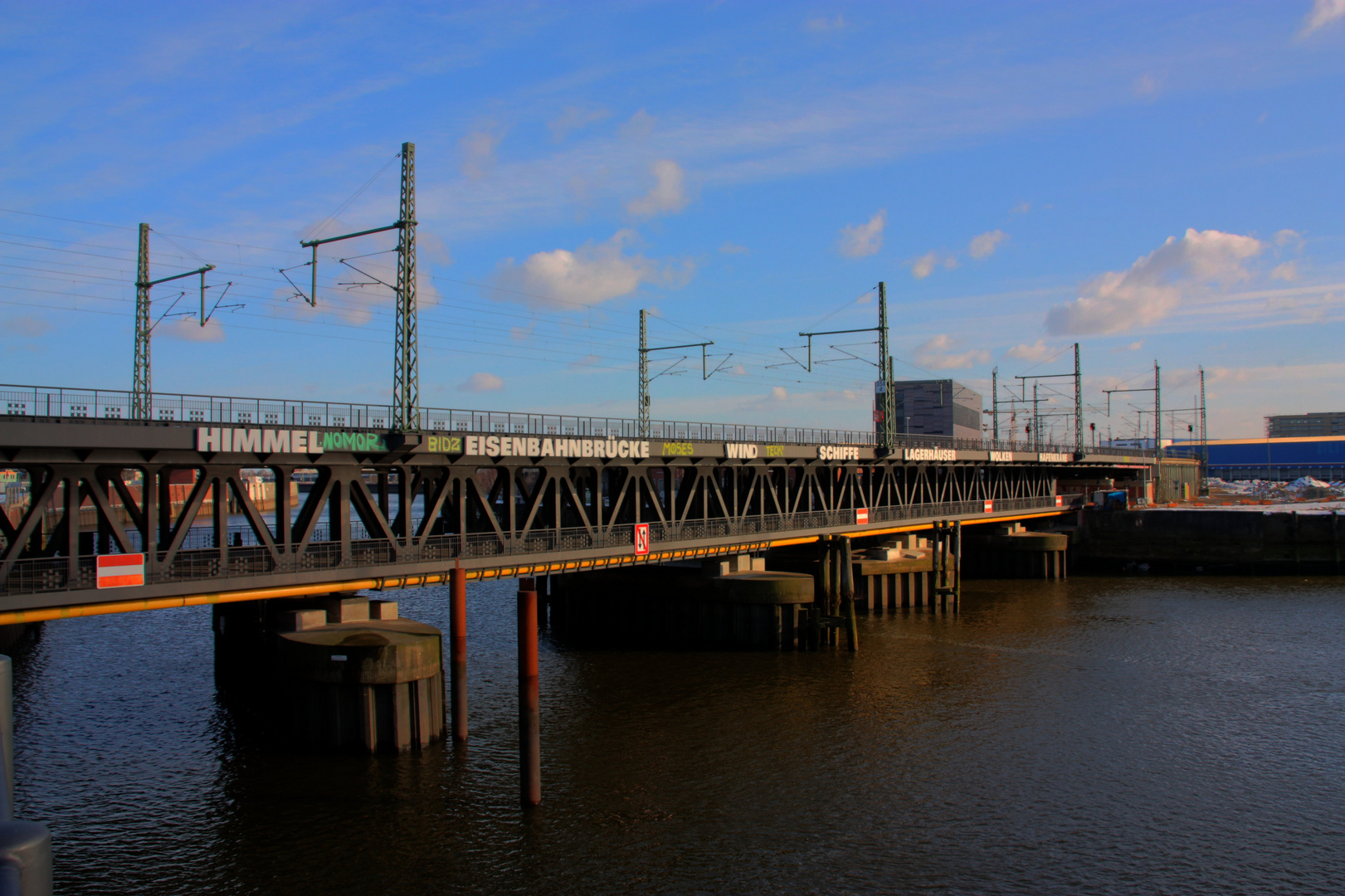 Strassen und Eisenbahnbrücke