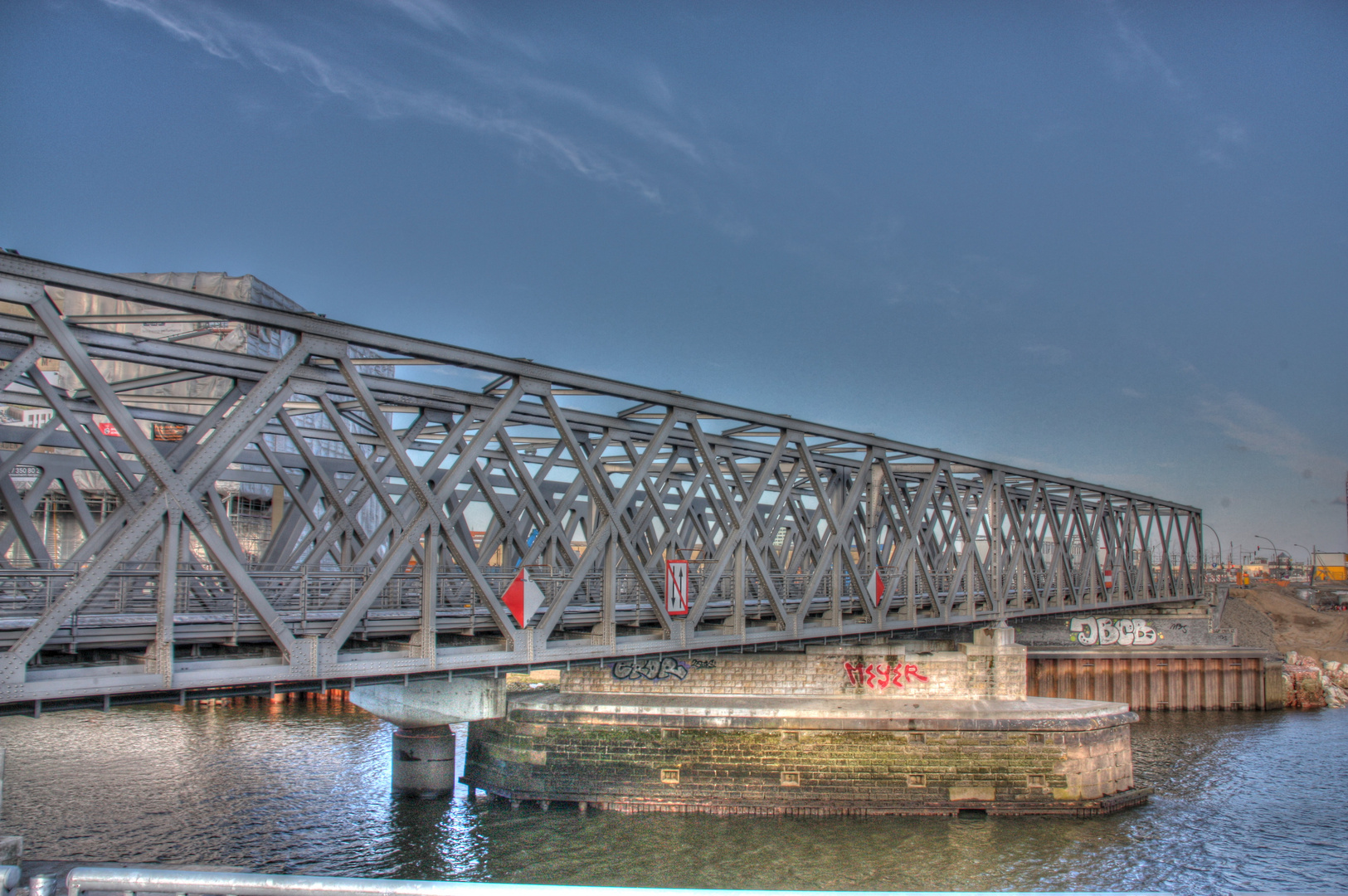 Strassen und Eisenbahnbrücke Hafencity hamburg