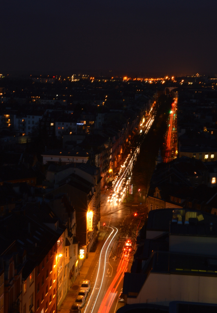 Straßenallee bei Nacht