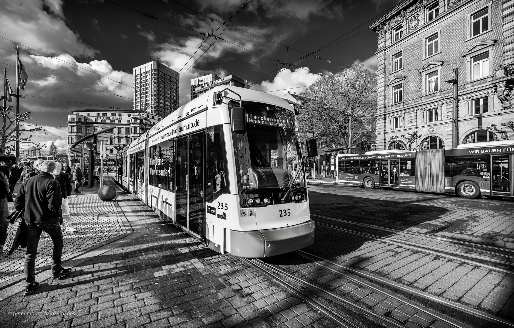 Strassenbahn 235 auf dem Bahnhofplatz in Mainz