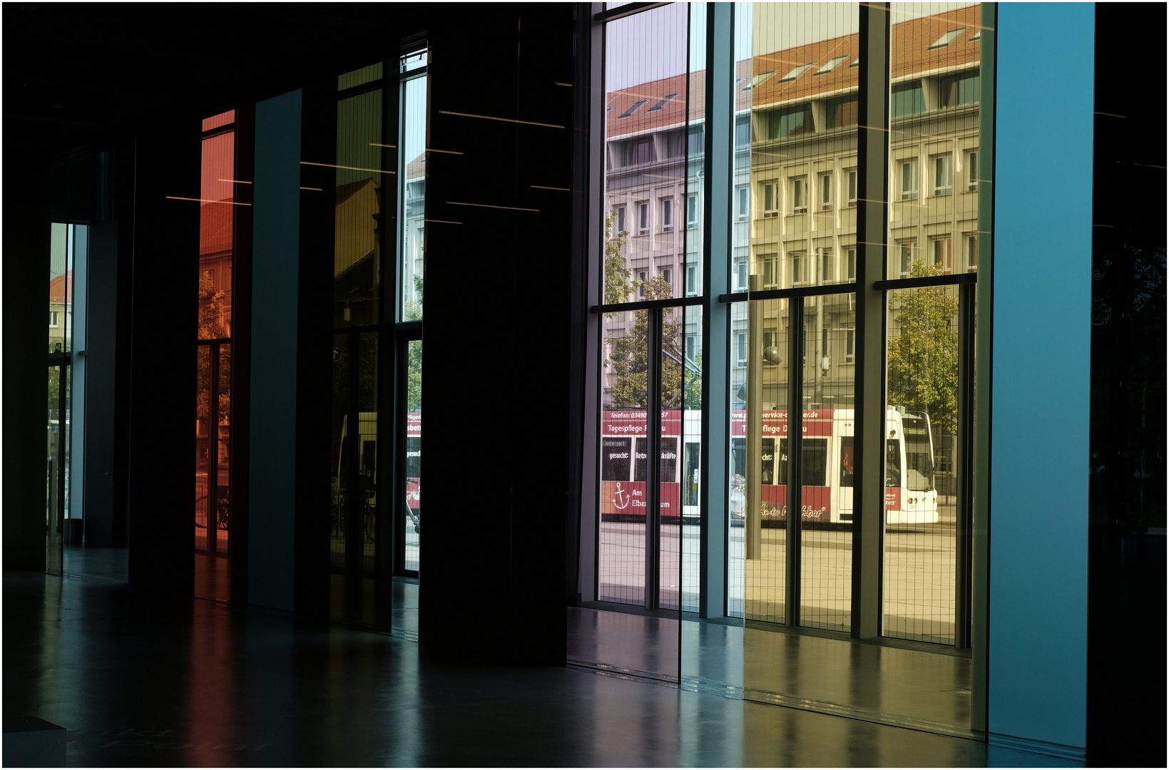 Straßenbahn am Bauhausmuseum 2