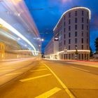 Straßenbahn am Leonardo Hotel