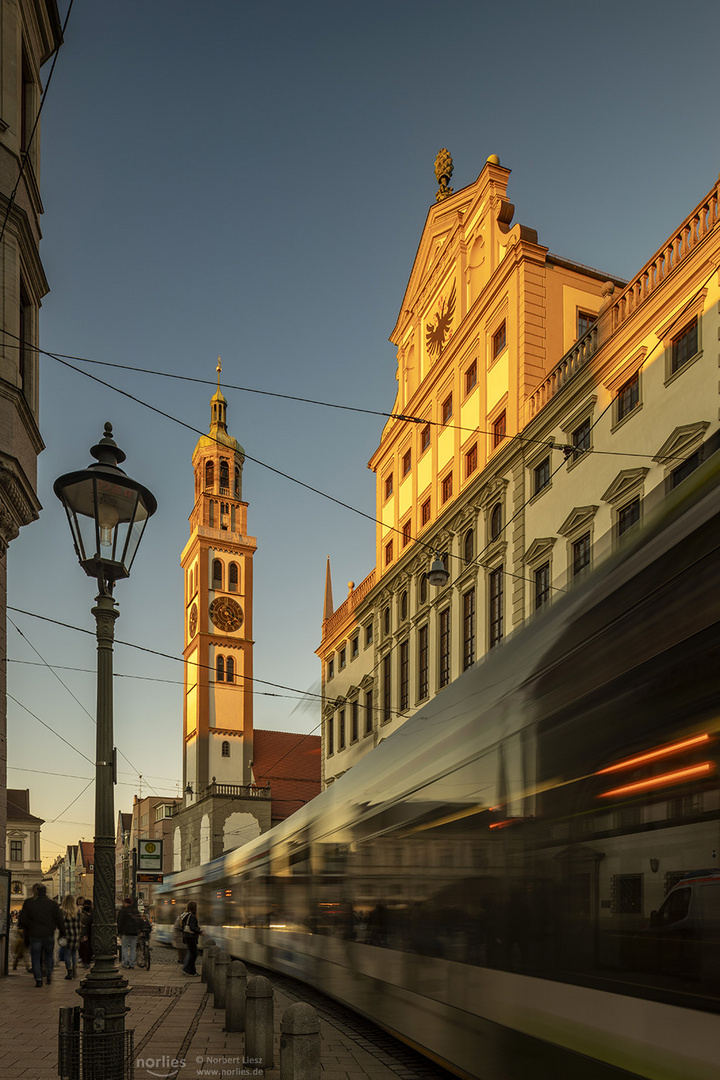 Straßenbahn am Rathaus