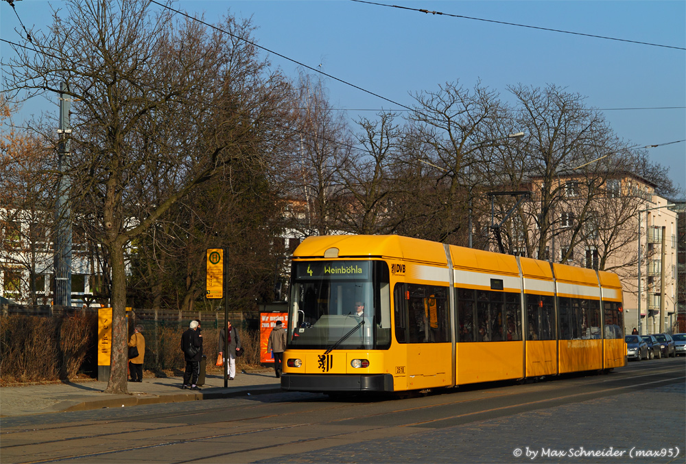 Straßenbahn auf der Canalettostraße in Nachmittagssonne