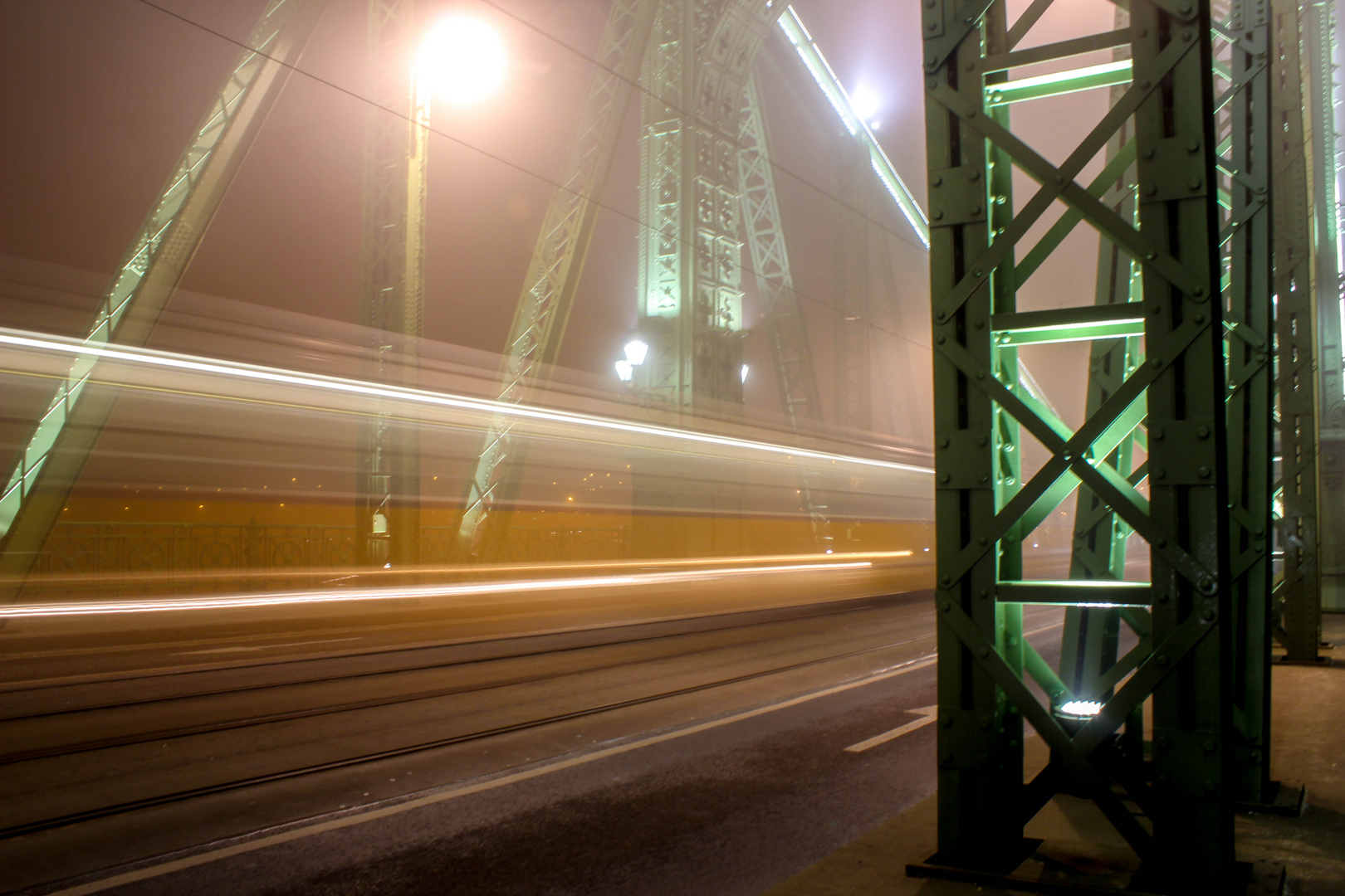 Straßenbahn auf Feiheitsbrücke