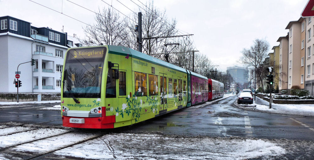 Straßenbahn bei leichten Winterverhältnissen