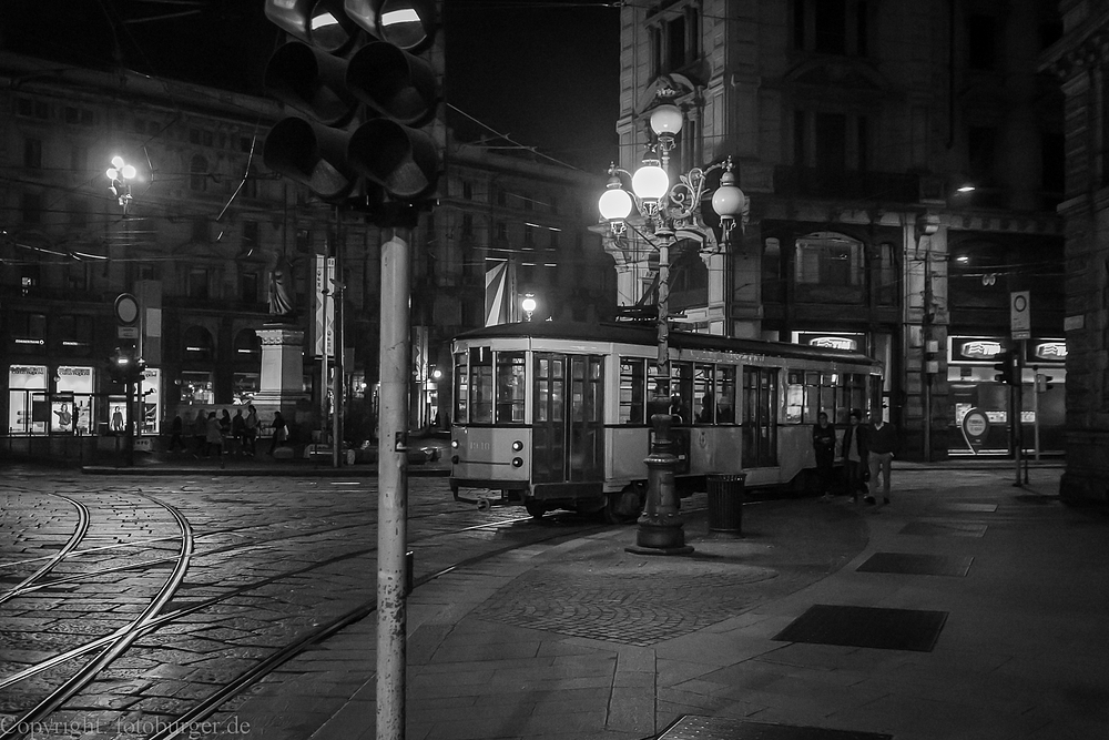 Strassenbahn bei Nacht in Mailand