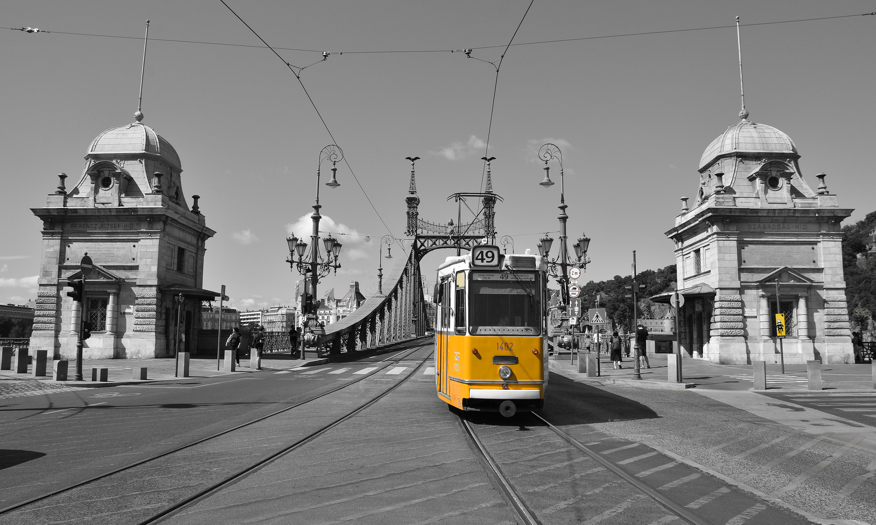 Straßenbahn fährt über die Freiheitsbrücke