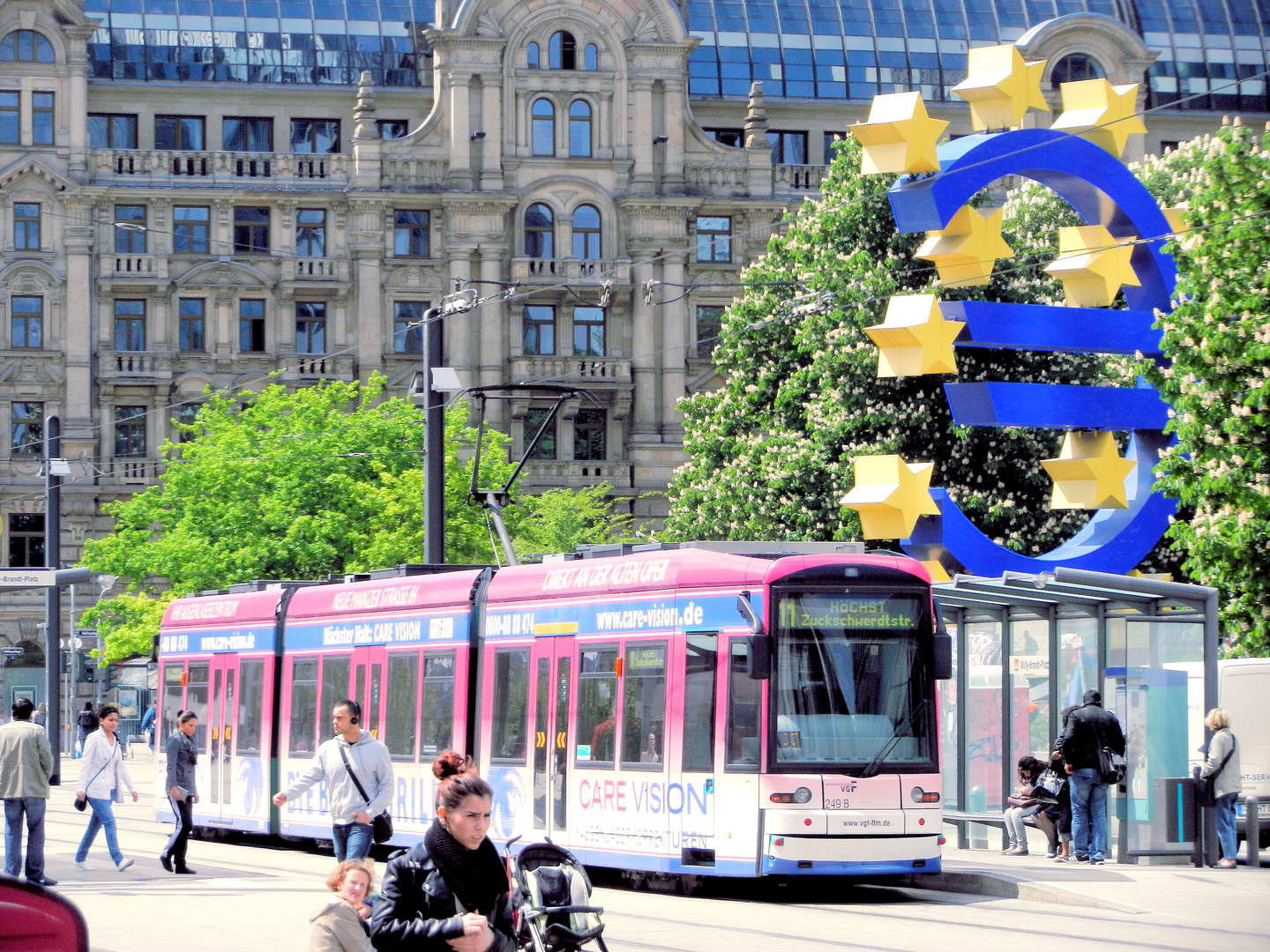 Straßenbahn im Zeichen des Euros