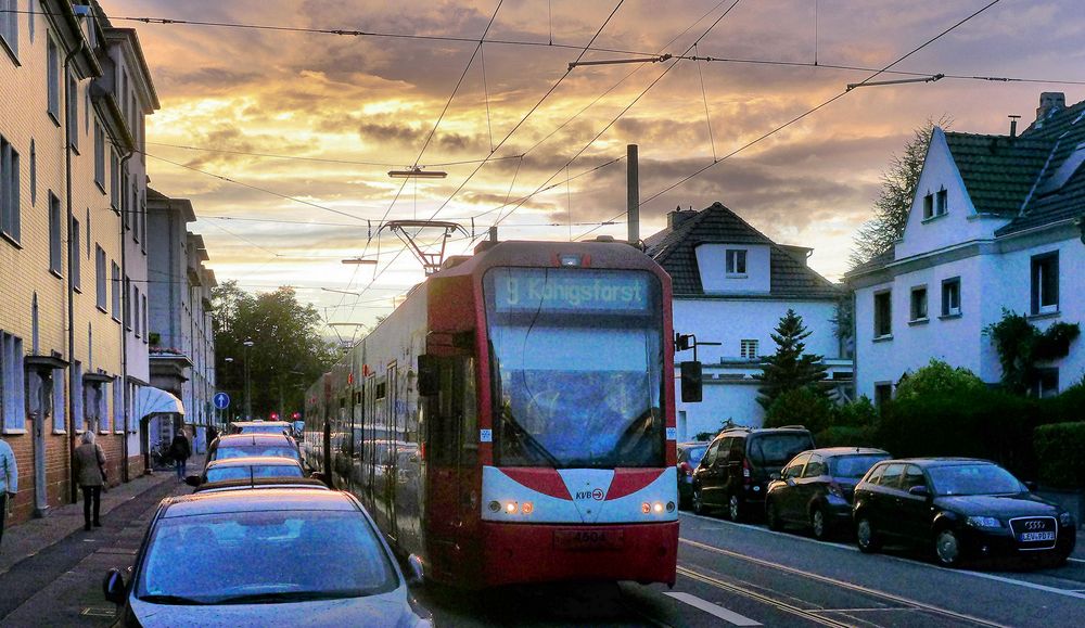 Straßenbahn mit Abendhimmel