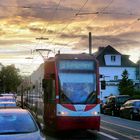 Straßenbahn mit Abendhimmel