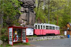 Straßenbahn mit Haltestelle