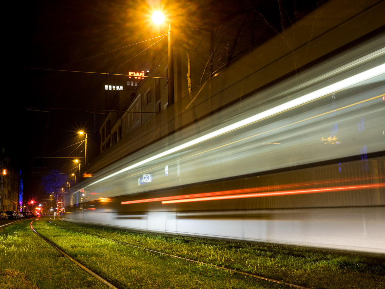 Straßenbahn schwebt durch die Neusser Straße