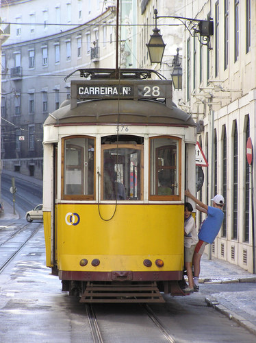 ...Straßenbahn-Surfen....