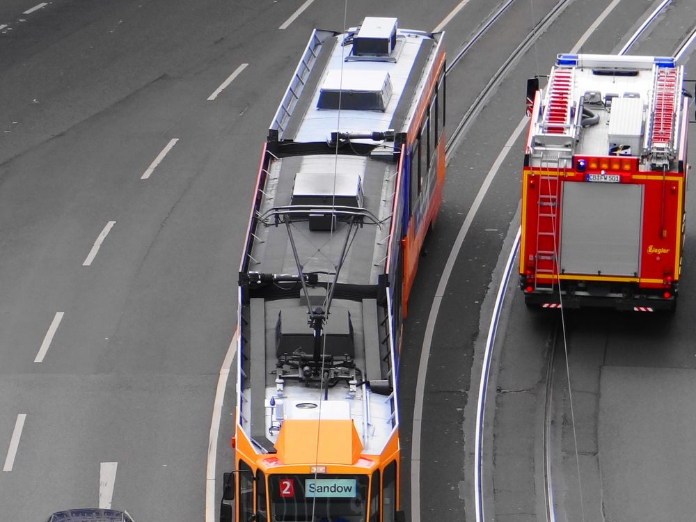 Straßenbahn und Feuerwehr aus der Vogelperspektive