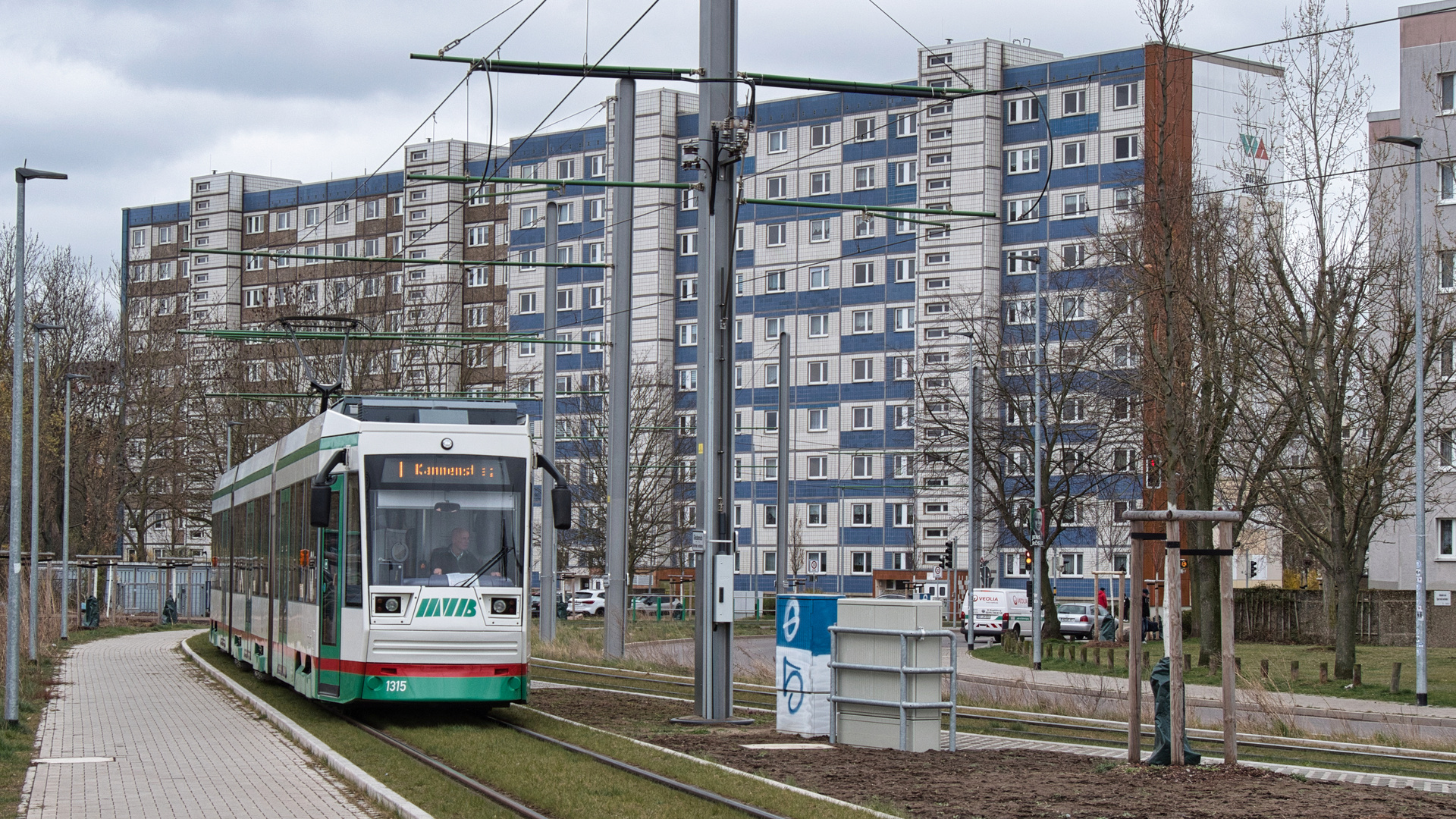 Straßenbahn und Plattenbau