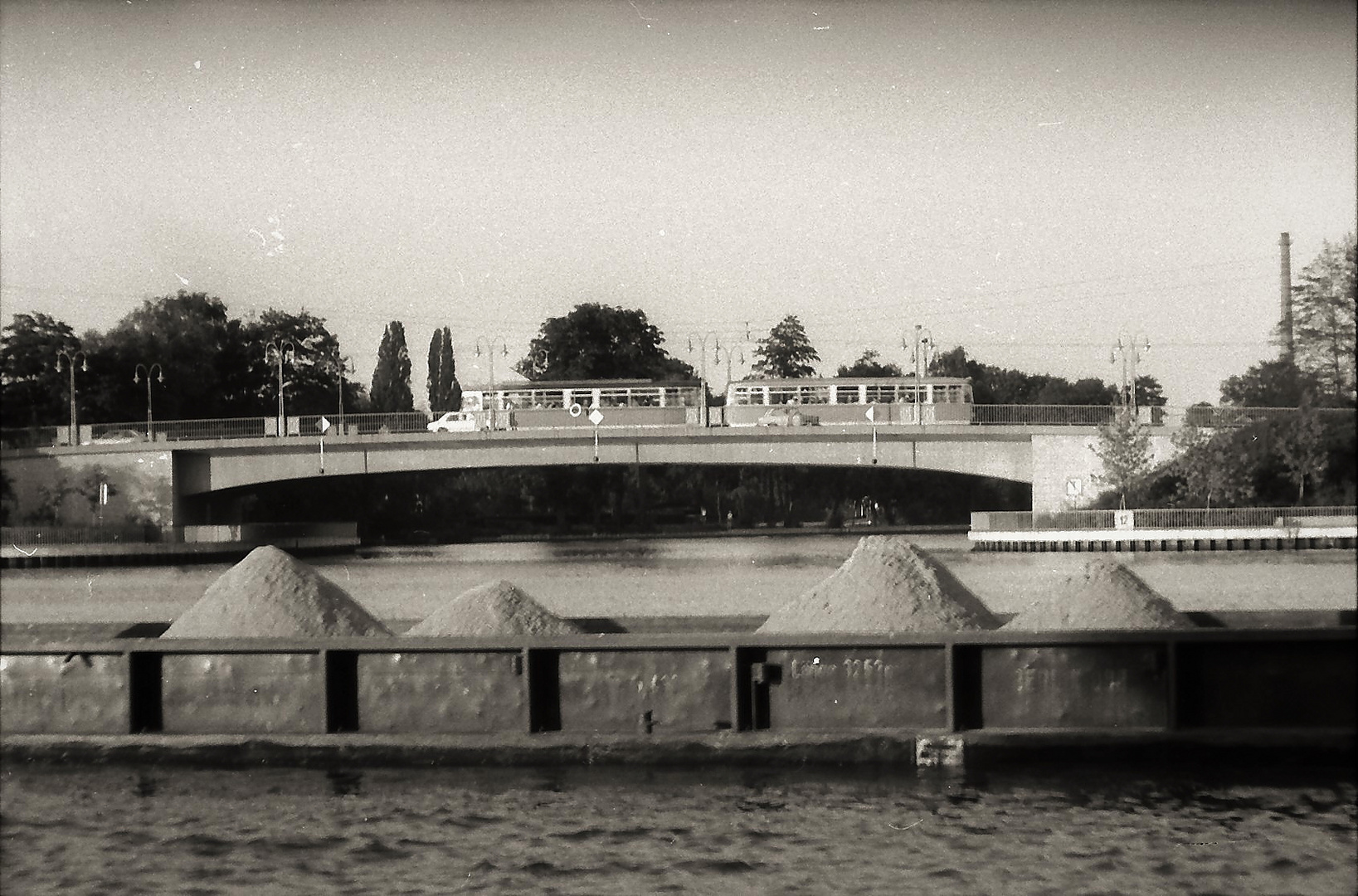 Straßenbahn und Schiff .