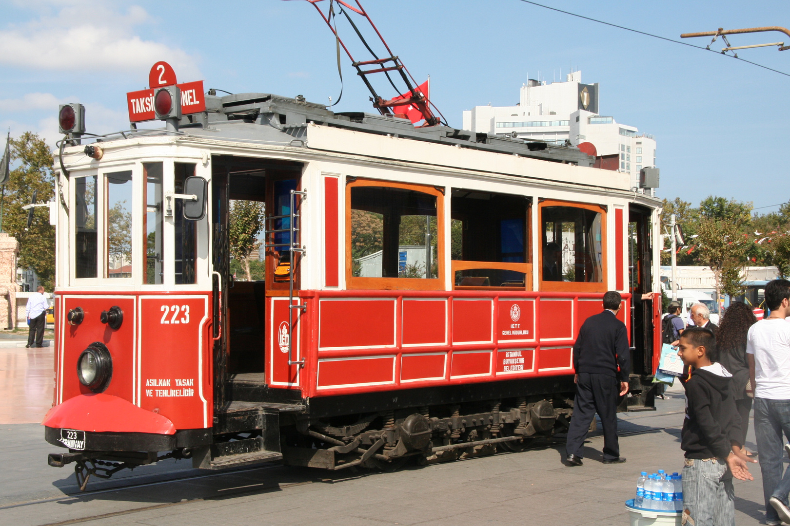 Straßenbahn und Wasserverkäufer