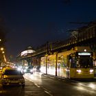 Straßenbahn unter Hochbahntrasse