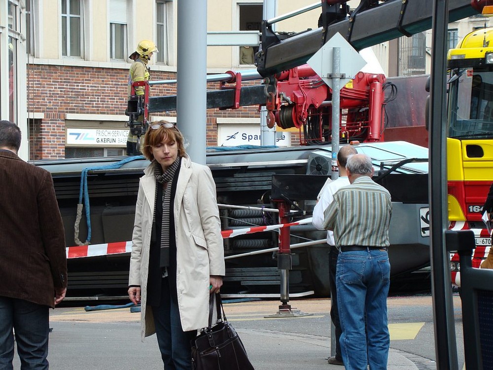 Strassenbahn von Autobus umgeworfen!